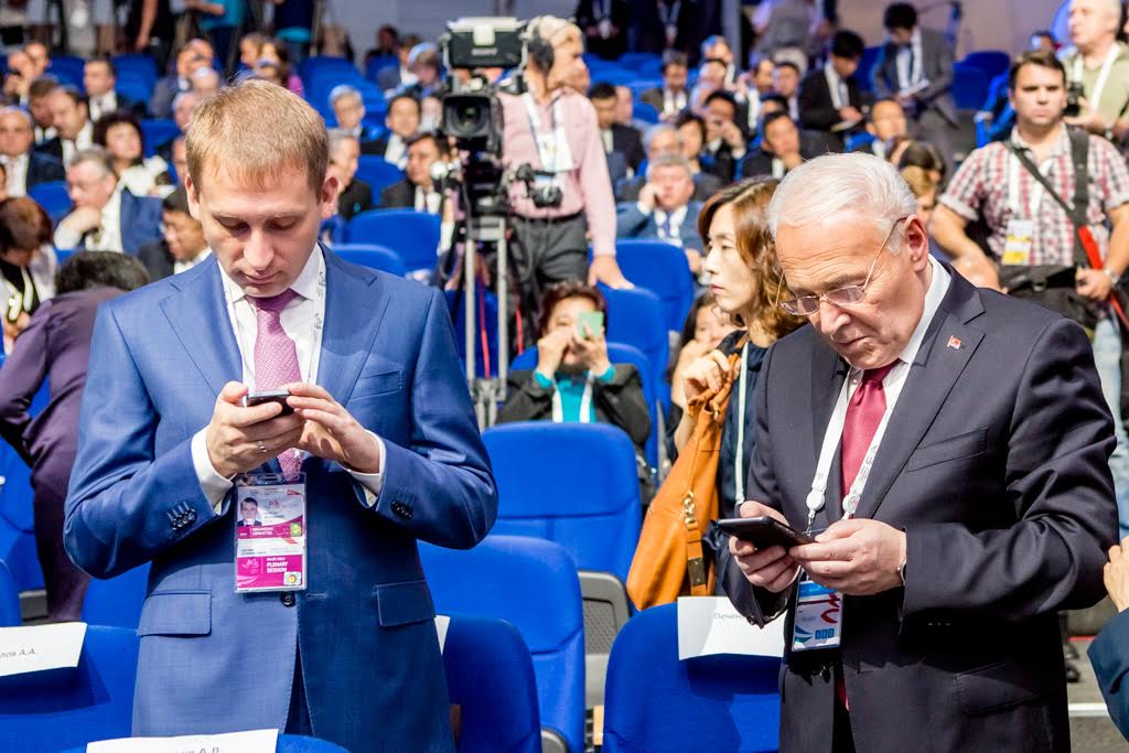 Врио губернатора Амурской области Александр Козлов и губернатор Магаданской области Владимир Печеный