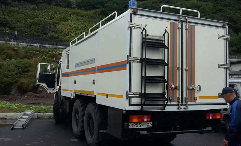 Уникальные аварийно-спасательные машины доставили на Курилы 