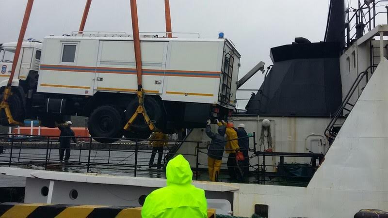 Уникальные аварийно-спасательные машины доставили на Курилы 