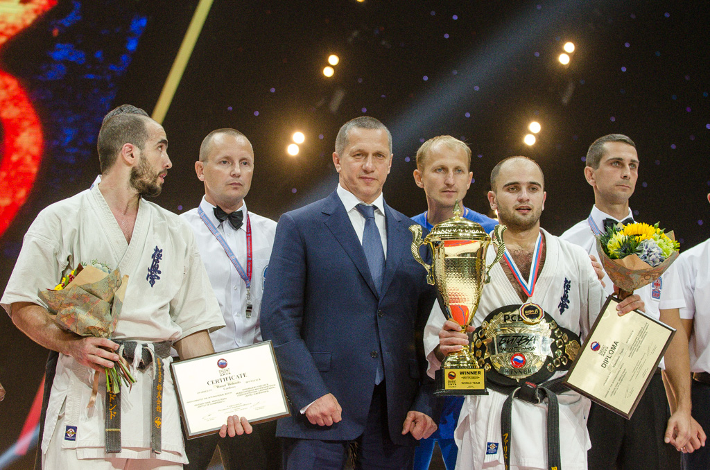 Награждать чемпиона вышел Юрий Трутнев