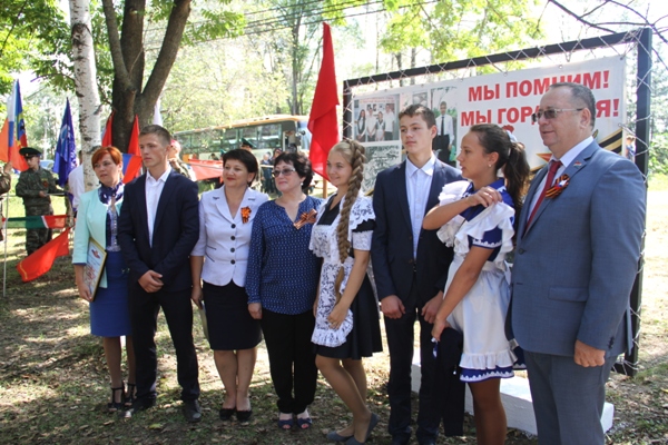Участники торжественного открытия мемориала