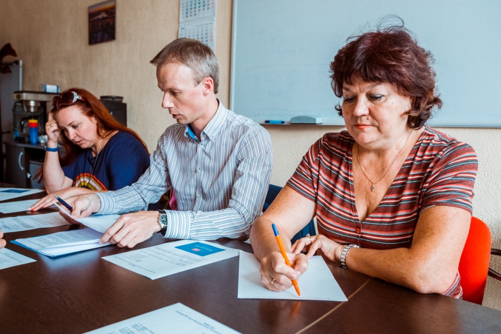 Пресс-секретарь приморского СЖР Мария Чевычелова, глава пресс-службы ДВФУ Алексей Магаляс, начальник управления информации администрации Артема Ирина Шпак