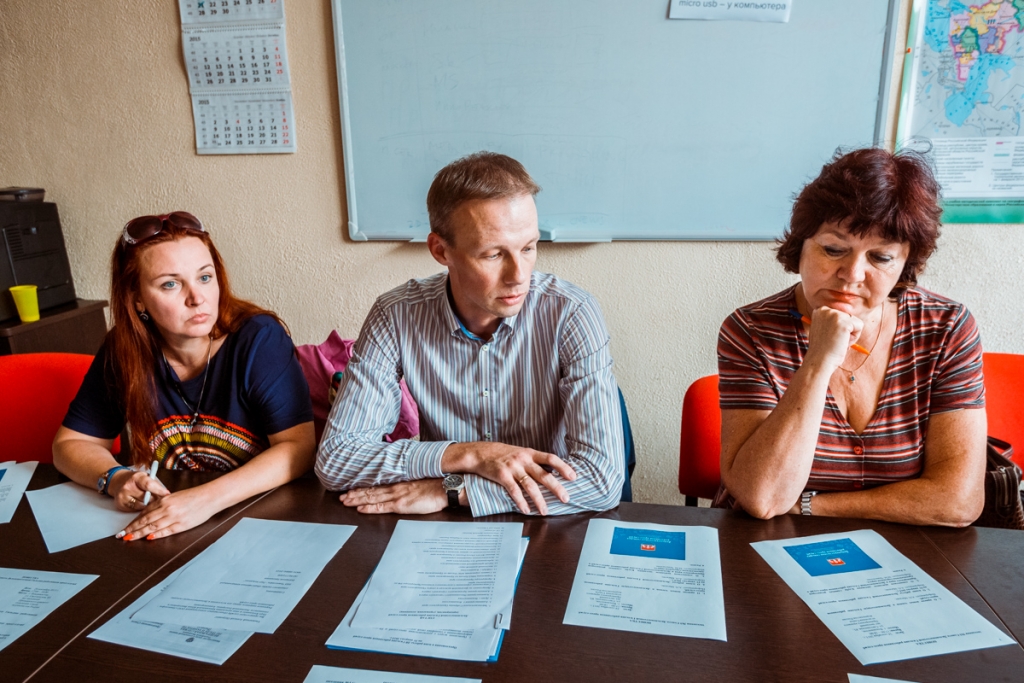 Пресс-секретарь приморского СЖР Мария Чевычелова, глава пресс-службы ДВФУ Алексей Магаляс, начальник управления информации администрации Артема Ирина Шпак
