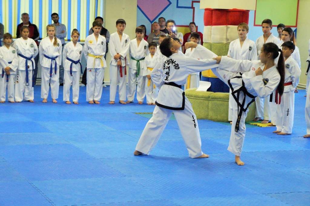 Показательные выступления в семейном фитнес-клубе "Taekwondo Land"