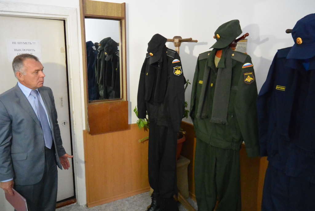 Врио военкома показывает новую одежду призывников