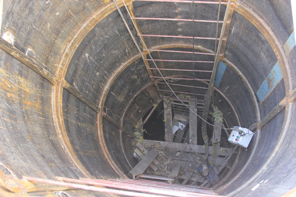 Специалисты проводят усиление действующего металлического крепления, а также вертикальной выработки