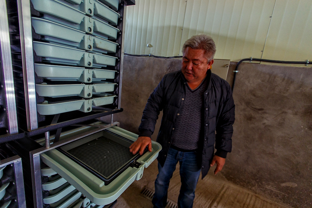 Директор завода Алексей Собко демонстрирует новое оборудование