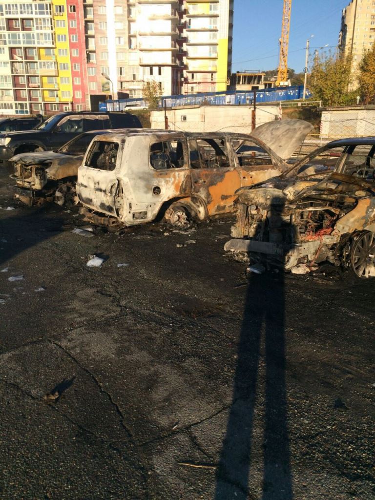 Четыре автомобиля сгорели на стоянке