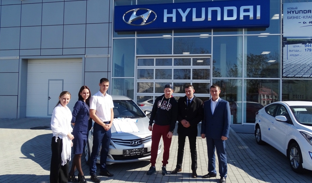 Хоккеист забирает свой Hyundai Solaris из салона