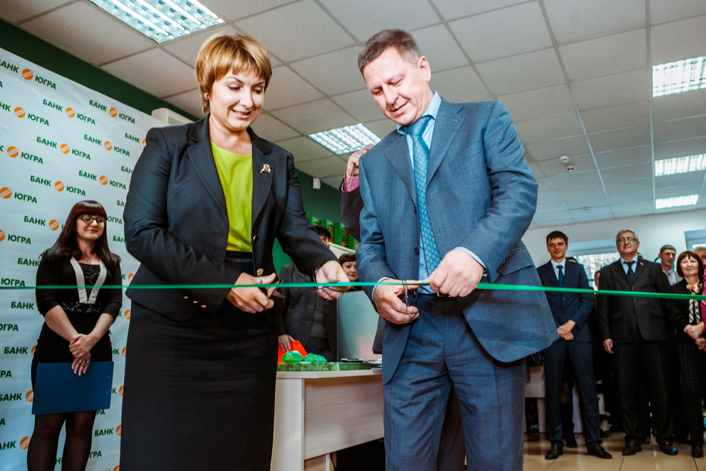 Юрий Мельников и Оксана Акенина перерезают ленточку