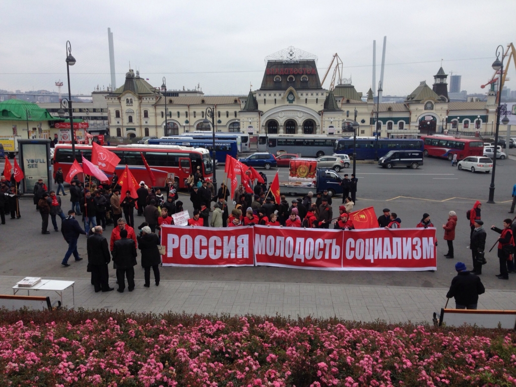 Коммунисты собрались у памятника В.И. Ленину