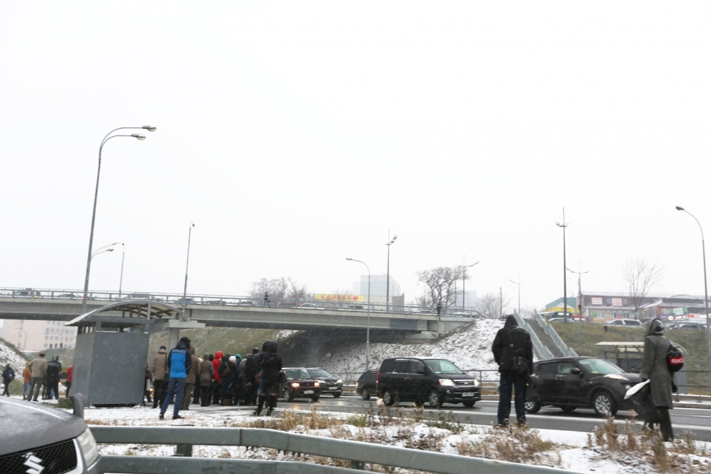 На остановках большое количество пассажиров