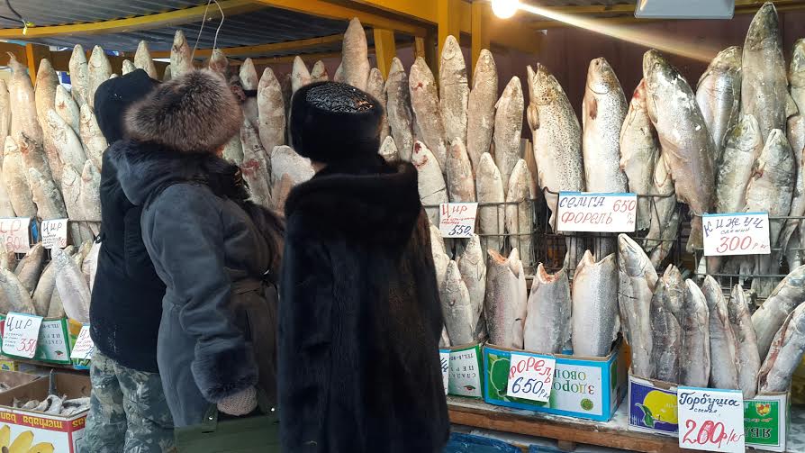 Сколько в якутске. Рыбный рынок в Якутии. Рыбный базар в Якутск. Рыба на якутском рынке.