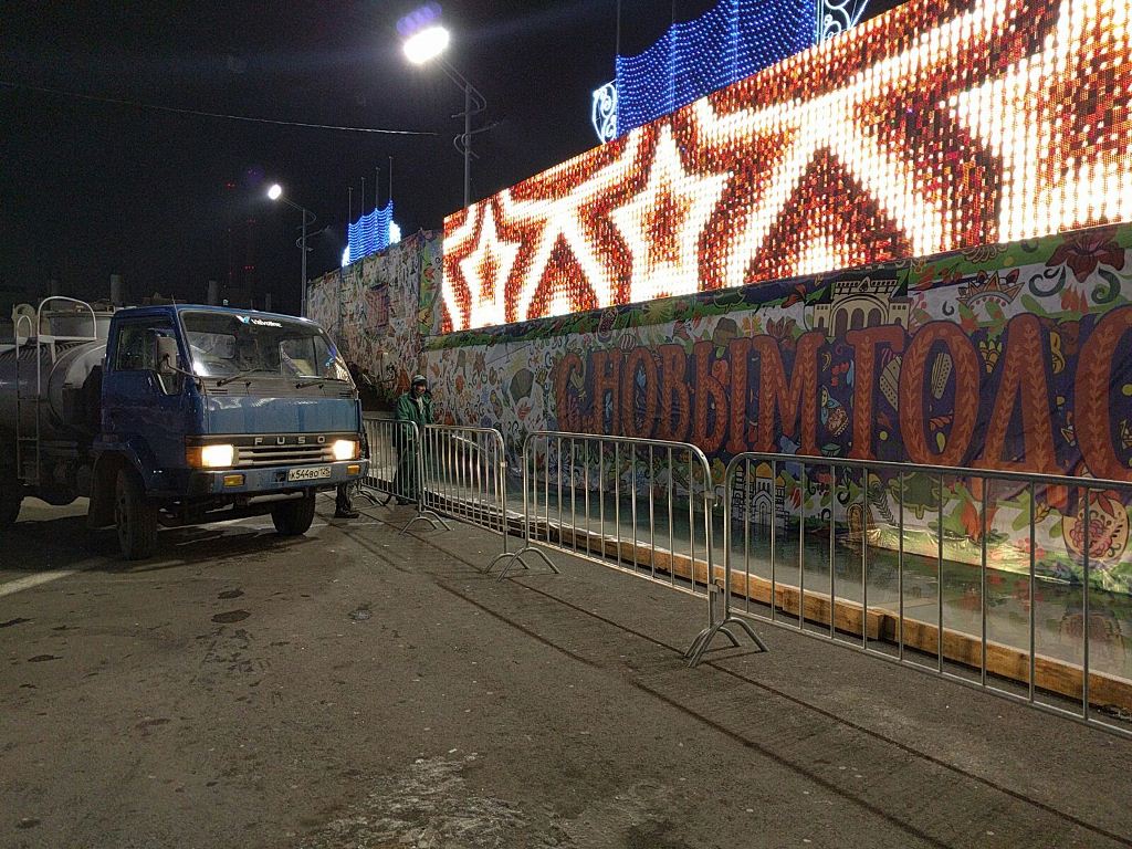 На центральную площадь приехал автомобиль с бочкой воды