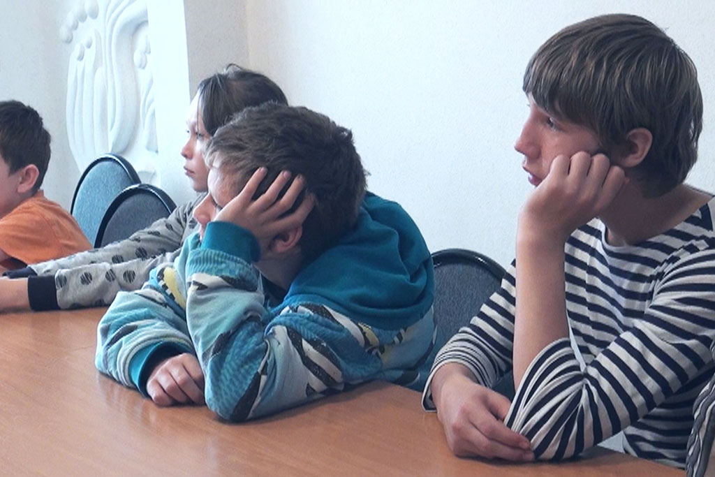 Дети внимательно слушают приморского богатыря 