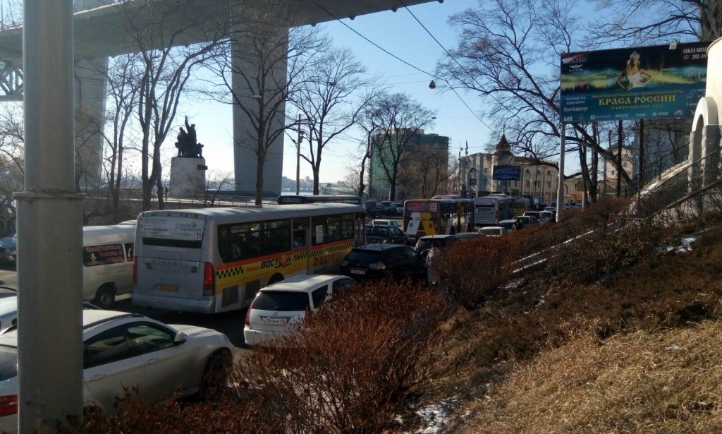 Пробки сковали город