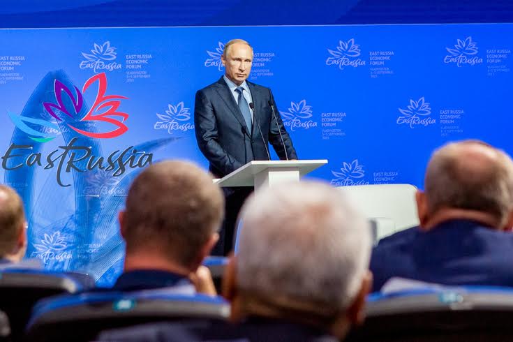 Владимир Путин выступает на пленарном заседании Восточного экономического форума во Владивостоке, 4 сентября 2015 года
