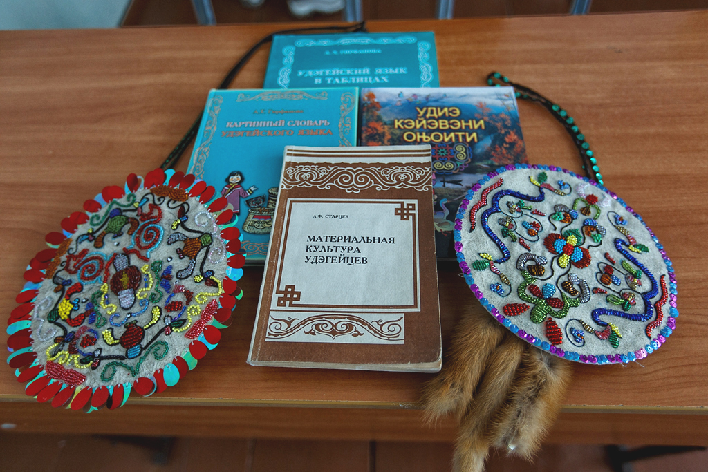 Книги об удэгейцах и народные украшения