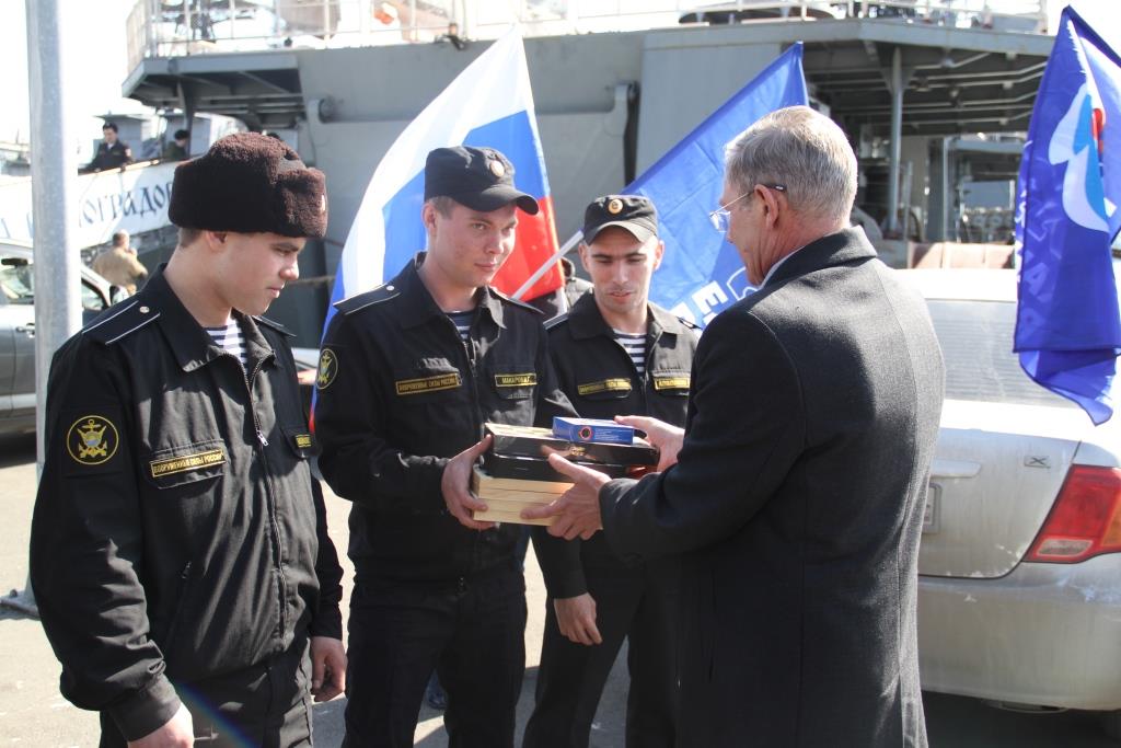 Юрий Корсаков передает подарки "Единой России" военным морякам