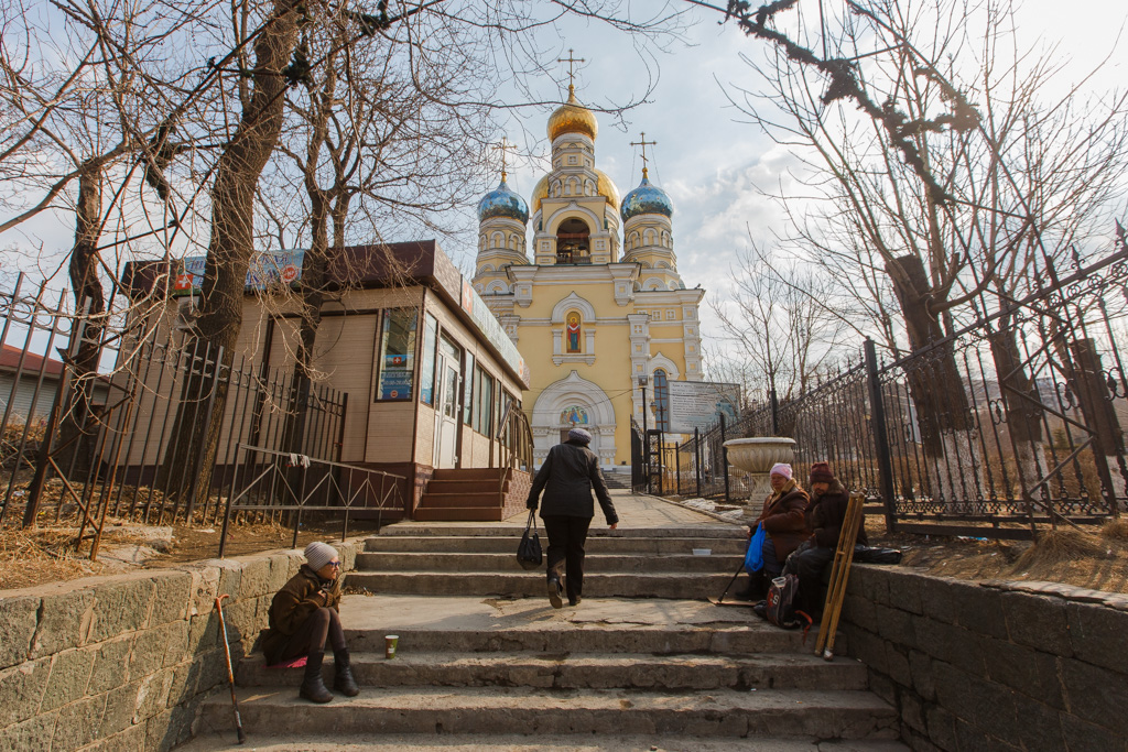 Храм на тенистой аллее. Покровский парк Владивосток. Покровского парка Владивосток. Покровский парк (Владивосток) 1890. Покровский парк Владивосток 1980.