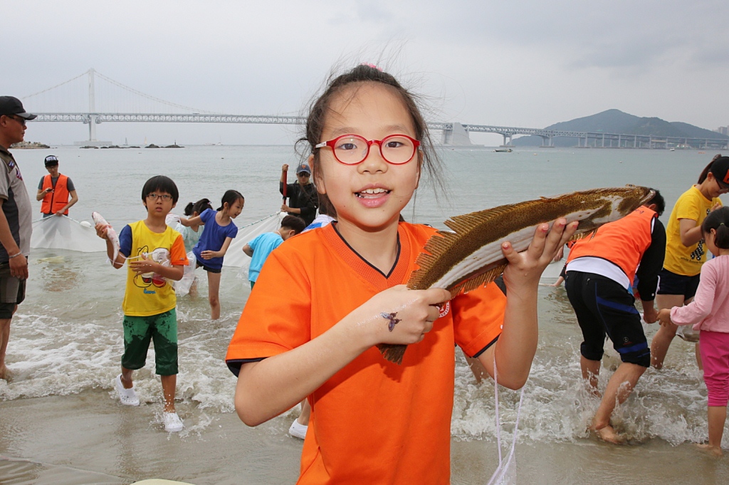 Ловля рыбы руками — обязательная часть программы фестиваля
