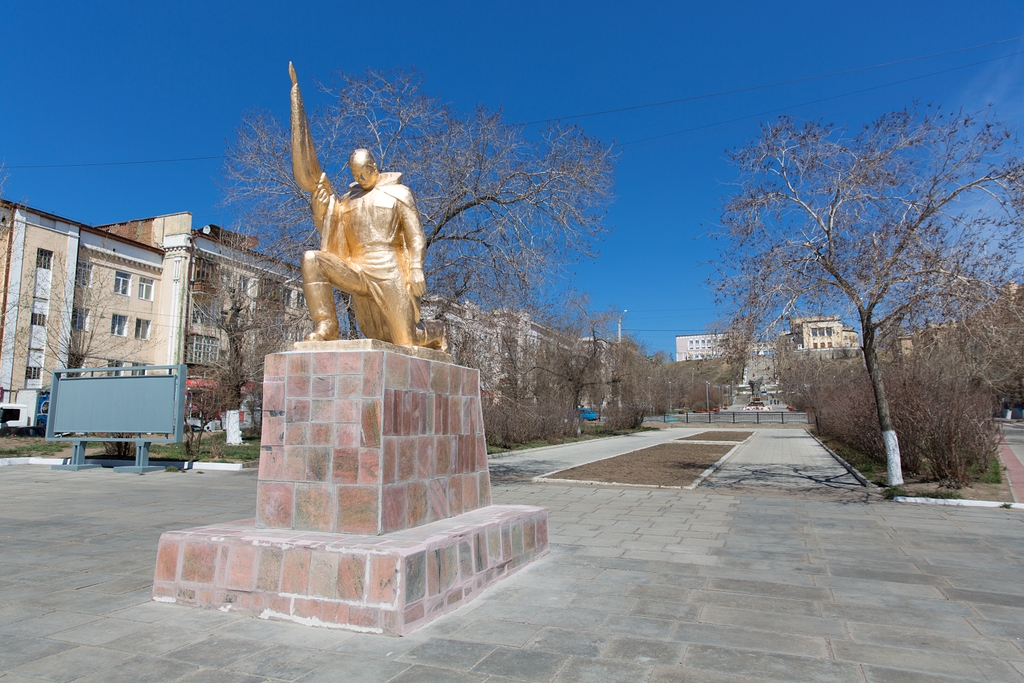 Памятники улан удэ фото. Памятники города Улан Удэ. Площадь славы Улан-Удэ. Улан-Удэ памятник на площади славы. Исторические памятники Бурятии в Улан-Удэ.