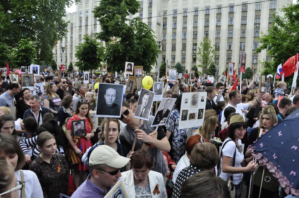 Победа состоялась. Бессмертный полк в Париже. Париж Бессмертный полк 2019. Бессмертный полк во Франции. Бессмертный полк в Париже фото.