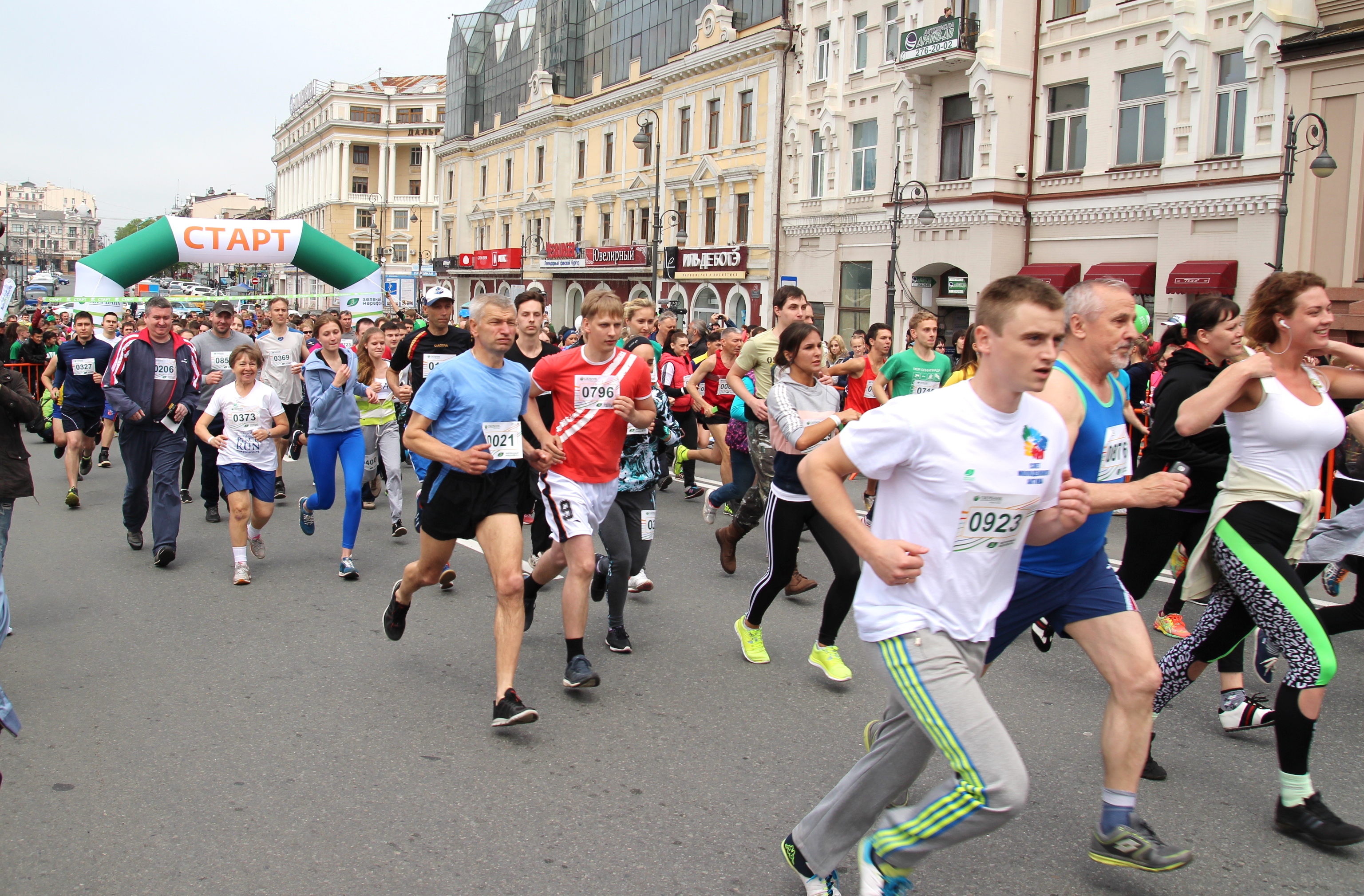Цифровой марафон сбербанк. Спортивные праздники в Европе. Забег Сбербанк. Зеленый марафон Сбербанк. Забеги Сбербанк фото.