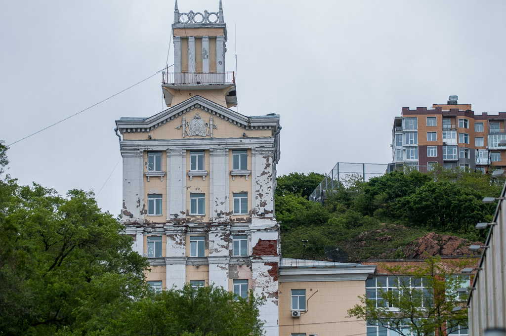 Владивосток здания. Здание Думы Владивосток. Владивосток здание Ильича 19. Владивосток Мельниковская историческое здание. Здание Думы МЧС Владивосток.