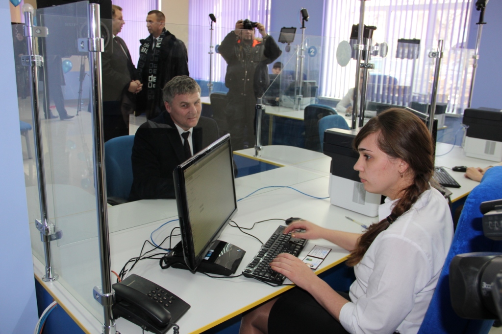 Глава Большого Камня Дмитрий Чернявский посещает МФЦ