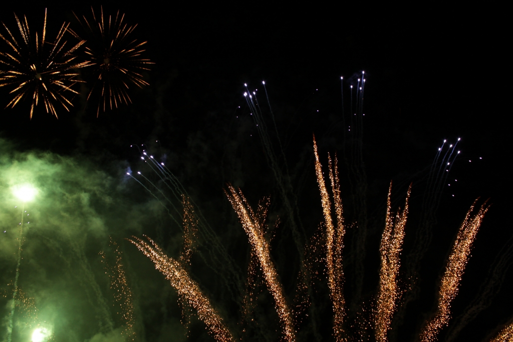 канны фестиваль пиротехники. музыка для салюта. фон для афиши концерта. джип и фейерверк. музыка и салюты на похоронах.