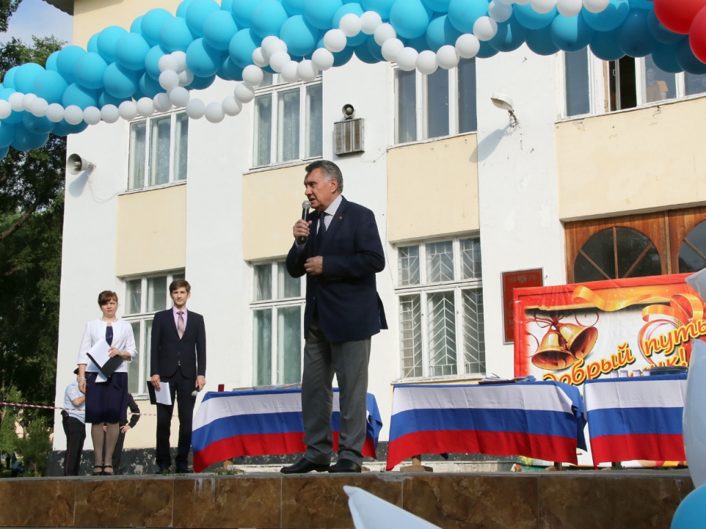 Председатель ЗС ПК Виктор Горчаков поздравил выпускников с праздником