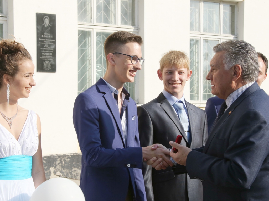 Виктор Горчаков вручил золотые медали выпускникам