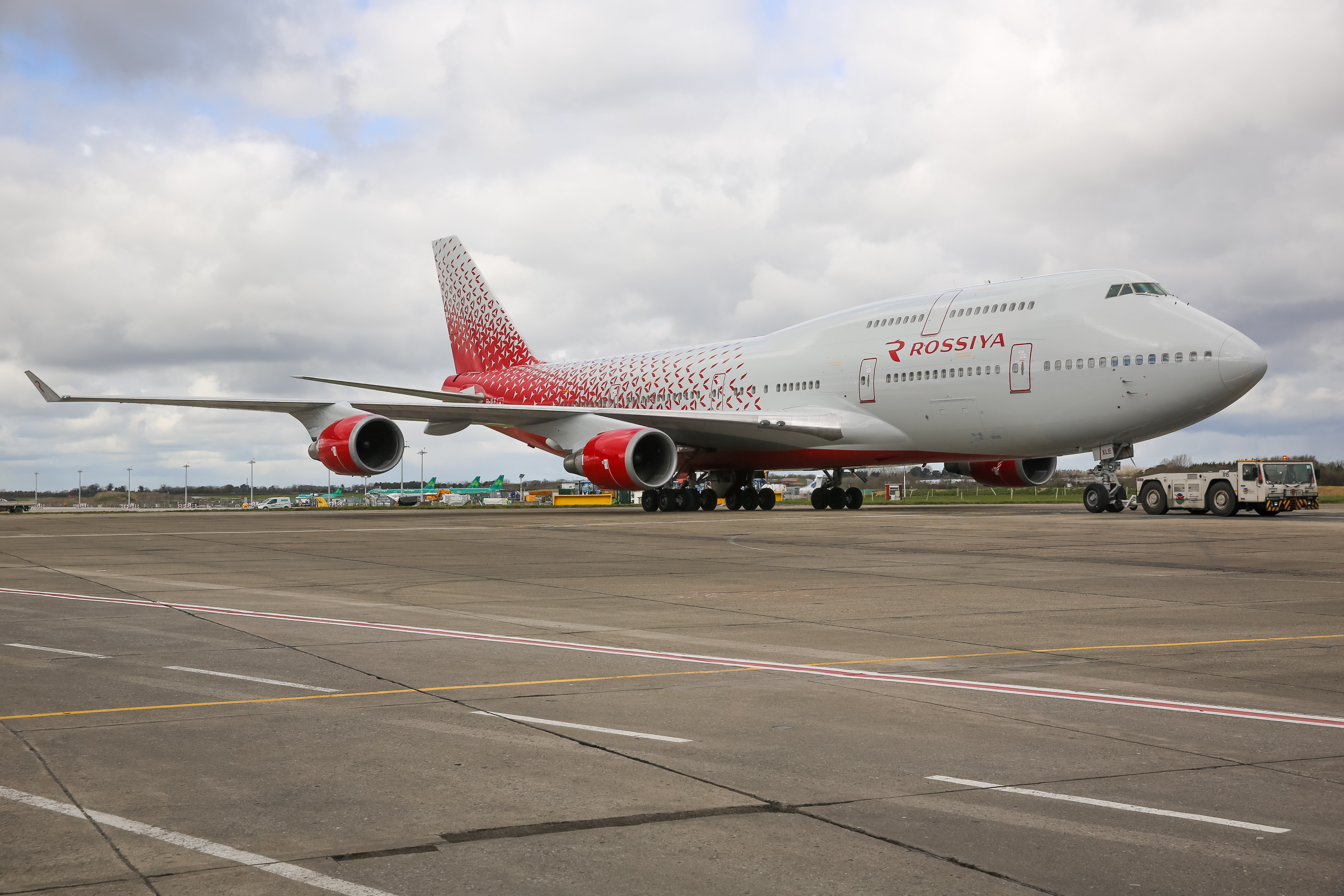 Самолет россия владивосток. Двухэтажный самолет Боинг 747. Самолет авиакомпании Россия Боинг 747. Боинг 747 400. Боинг 747 400 фото.