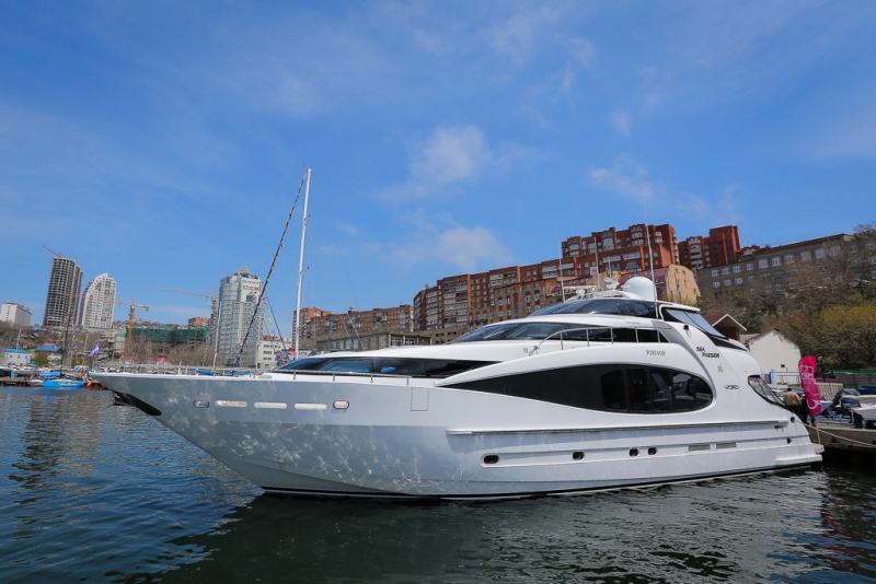 Яхту готовят к спуску на воду Балашов Антон, PrimaMedia