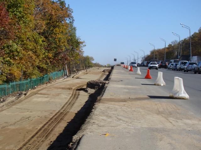 Дорожники огородили опасный участок трассы в пригороде Владивостока