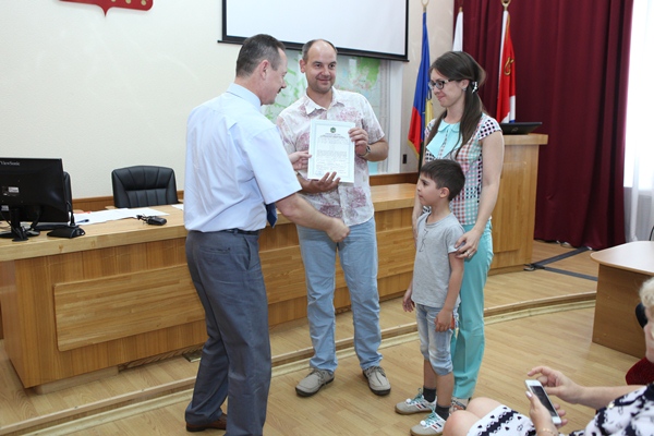 Вручение свидетельства о праве на получение социальной выплаты на приобретение жилого помещения или строительство индивидуального жилого дома Пресс-служба администрации АГО