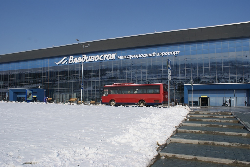 Аэропорт владивосток телефон. Аэропорт Владивосток зимой. Аэропорт Кневичи Владивосток.