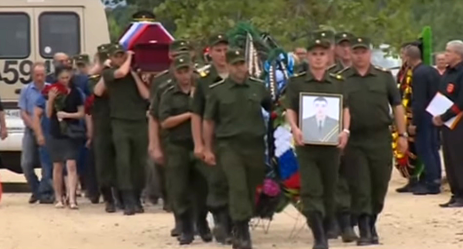 Похороны солдата видео. Прощание с военнослужащими солдатами. Похороны российских военнослужащих. Похороны русских солдат. Похороны солдата России.