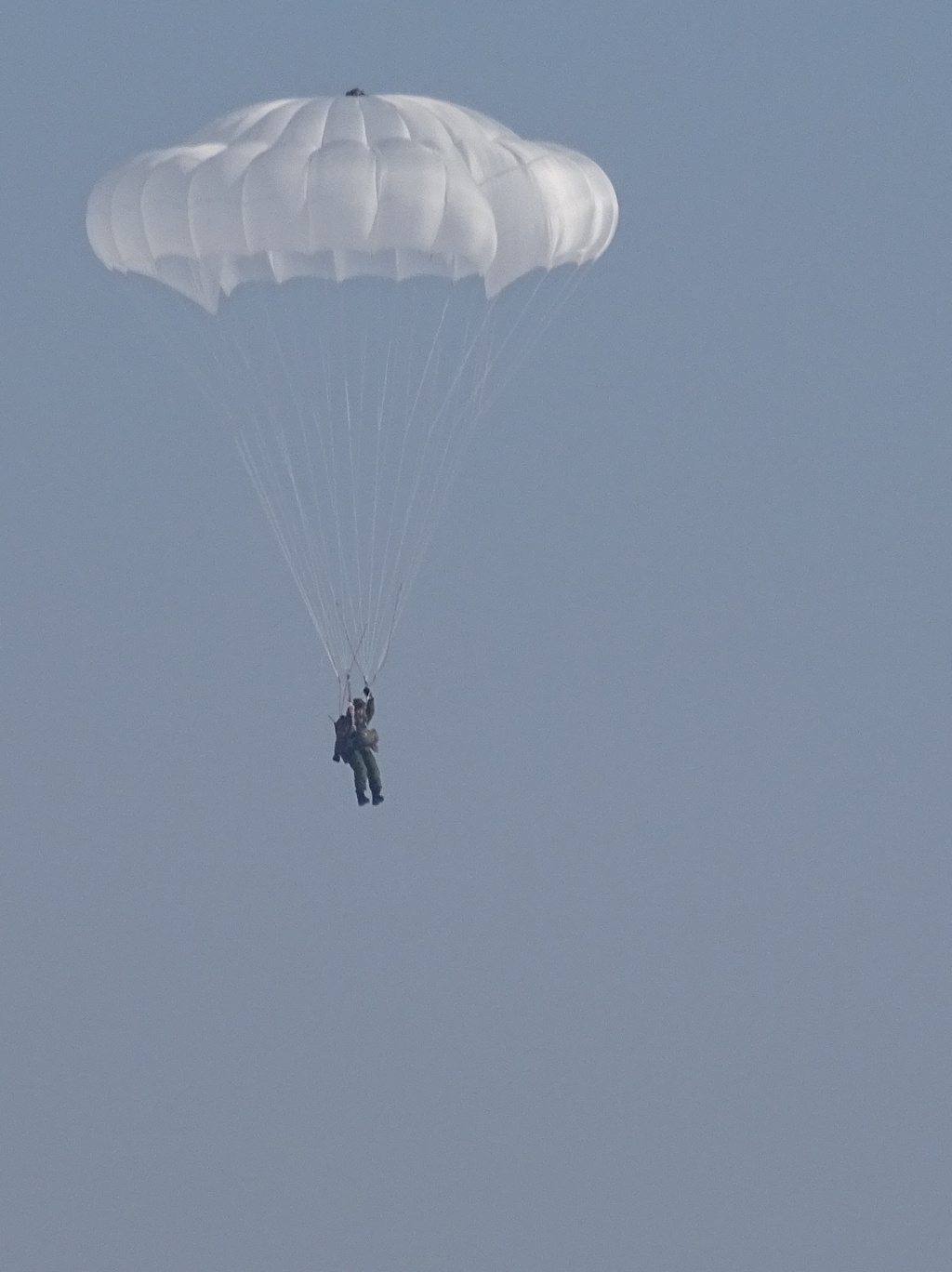 Парашютист на парашюте Д-10