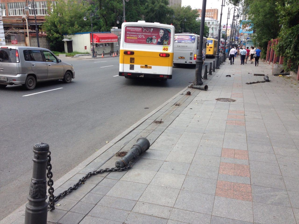 Владивосток на 4 дня. Мотоциклист снес столб. Менят столбу на тротуар.
