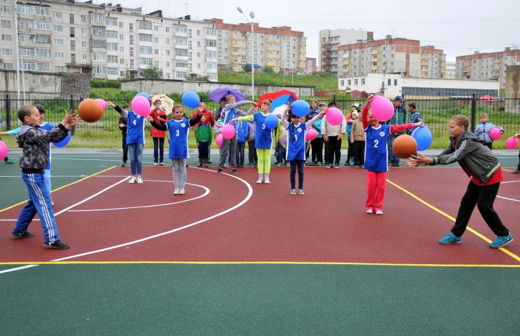 Открытие площадки. Спортивные мероприятия на спортивной площадке. Спортивный двор школы. Открытие спортивной площадки в школе. Спортивные мероприятия для детей на площадках города.