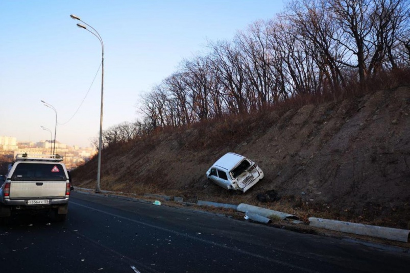 Mazda влетела на косогор во Владивостоке после необдуманного маневра
