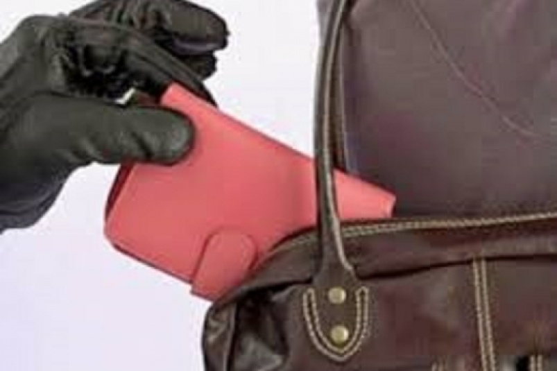 В продуктовом магазине Якутска мужчина похитил кошелек из сумки женщины