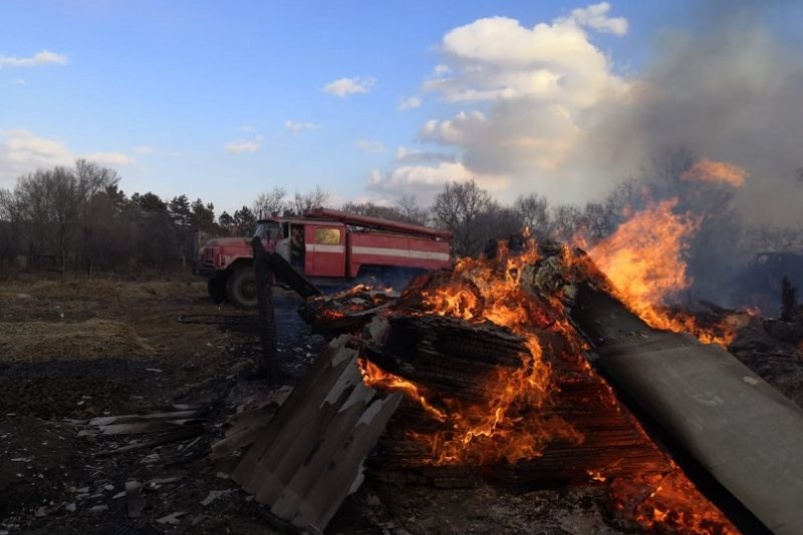 Огонь лесных пожаров подбирается все ближе к домам в Приморье