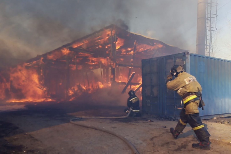Крупный пожар ликвидируют на пилораме в Нижнеудинске в Иркутской области