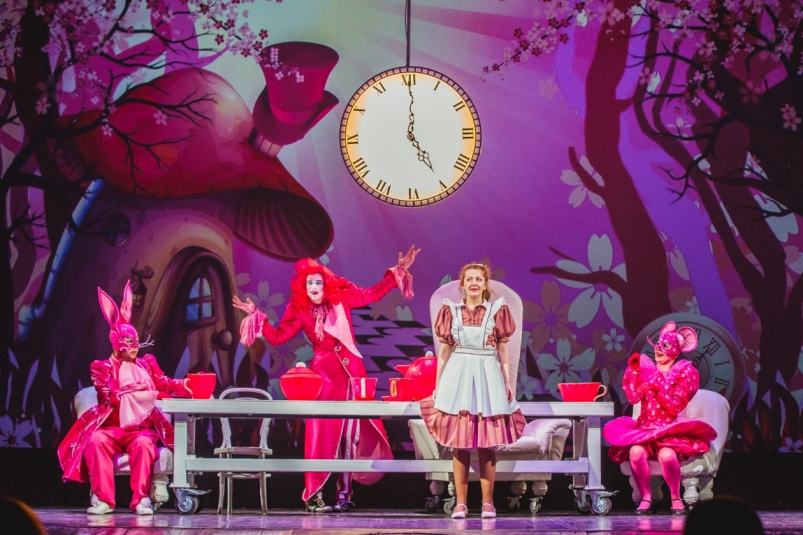 125 минут в сказке: в театре молодежи стартовал показ спектакля «Алиса в Стране Чудес»