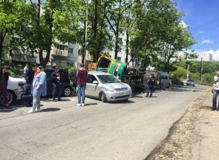 Перевернувшийся грузовик повредил пять машин во Владивостоке - очевидцы