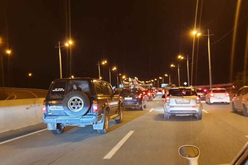 Автомобилисты отстояли многочасовую пробку на въезде во Владивосток