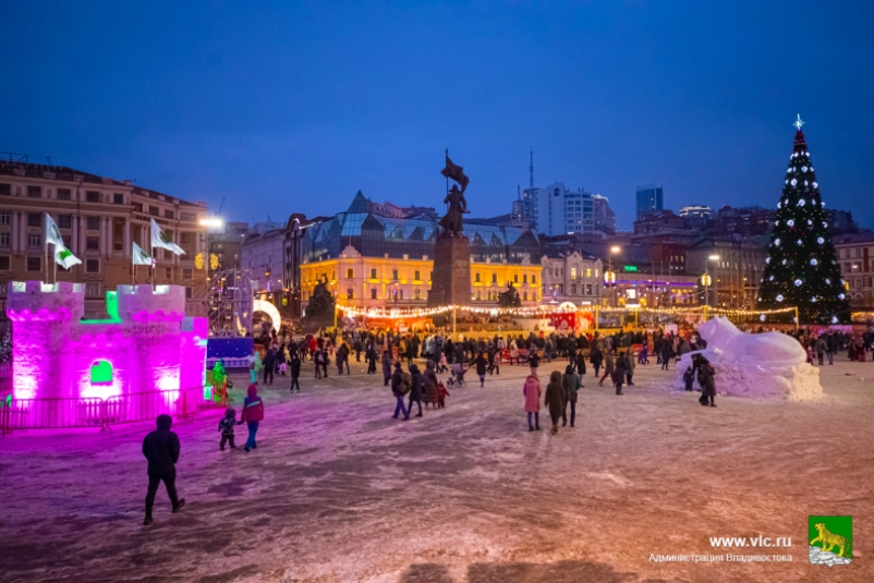 Новогодний городок торжественно открыли в центре Владивостока